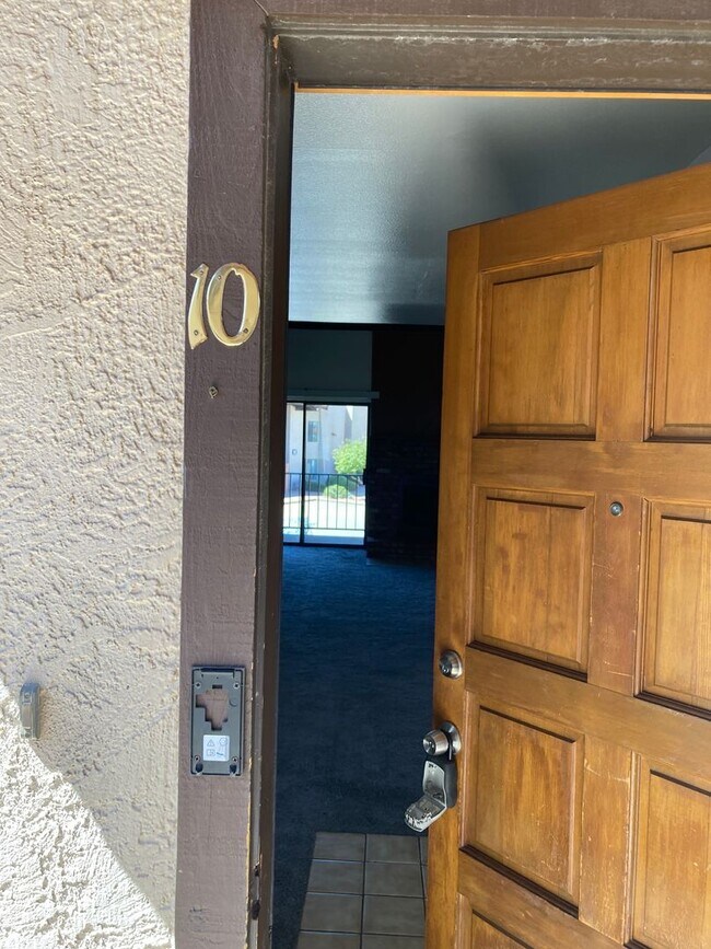 Building Photo - Gorgeous 2B/2B condo with Red Rock views, ...