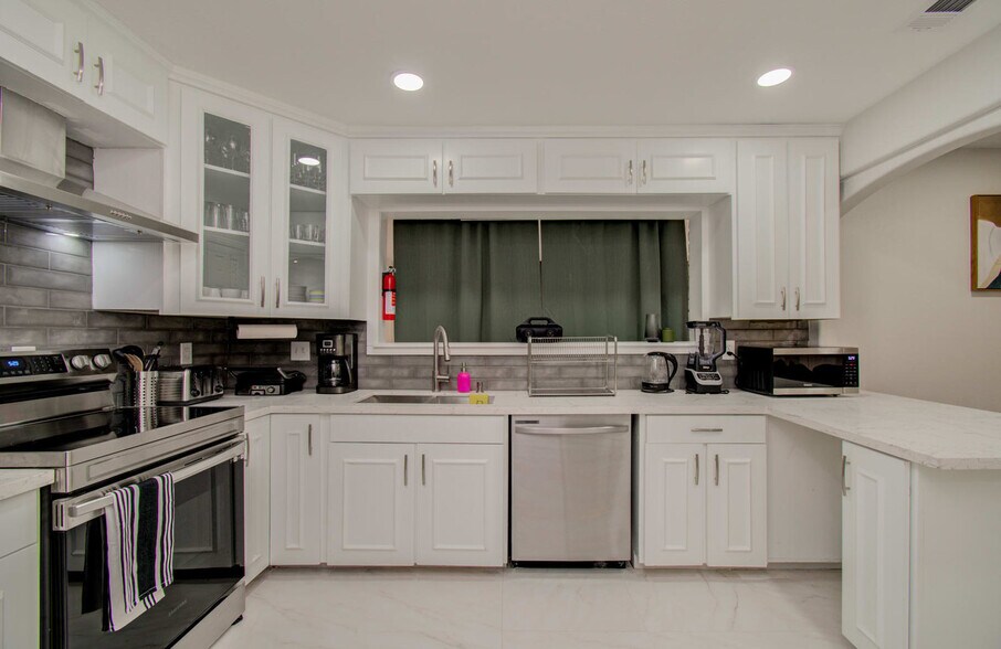 Building Photo - 8623 Parasol Ln