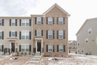 Building Photo - Beautiful Townhome in Carmel