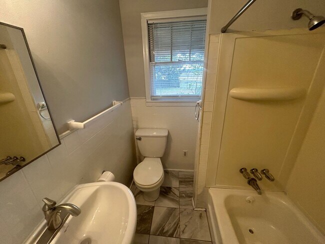 Building Photo - 3604 Hydrangea St