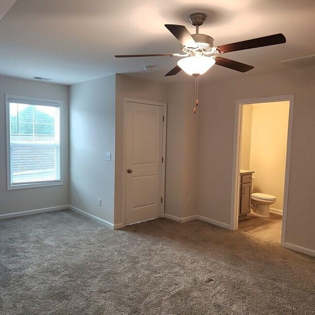 Building Photo - 497 Hillsborough Dr