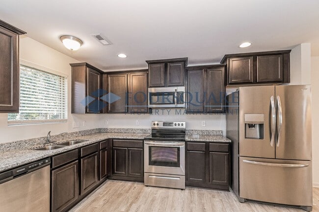 Building Photo - Spacious 3-Bed / 2.5-Bath Townhome with Open Floor Plan & Assigned Parking – Convenient to Downto...