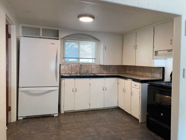 Building Photo - STUDENTS WELCOME! Cute 4-Bedroom / 1-Bath Home w/ Spacious Fenced Yard