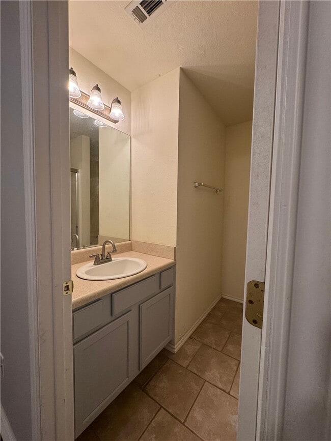 Building Photo - 1582 Willowbrook Dr