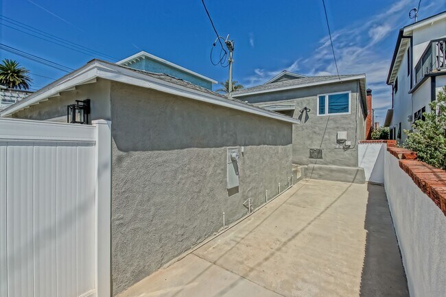 Building Photo - Completely Remodeled, Bright & Airy 3BR2BA...