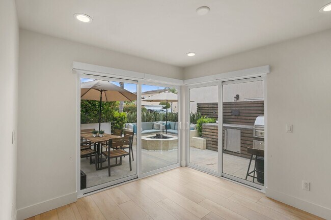 Building Photo - Contemporary luxury in a prime beachside l...