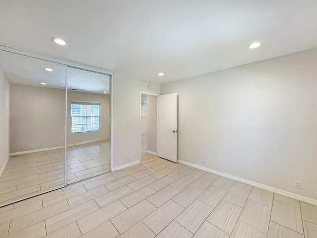 Building Photo - Beautifully updated 2 bed/2bath in the Sum...