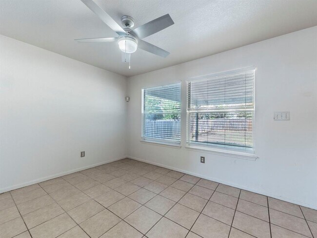 Building Photo - 2316 Logan Dr