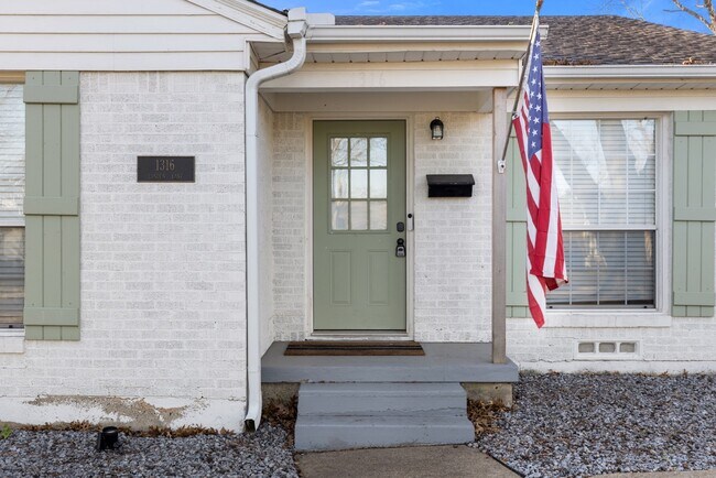 Building Photo - Updated Garland Home