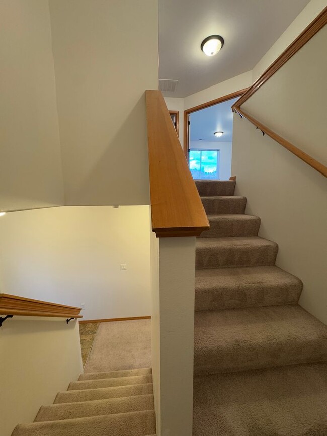 Building Photo - Beautiful Rental with Oversized Yard & Open Layout