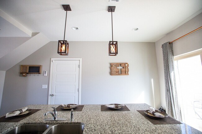 Building Photo - BEAUTIFUL 3BD HOME WITH LUXURY UPGRADES IN...