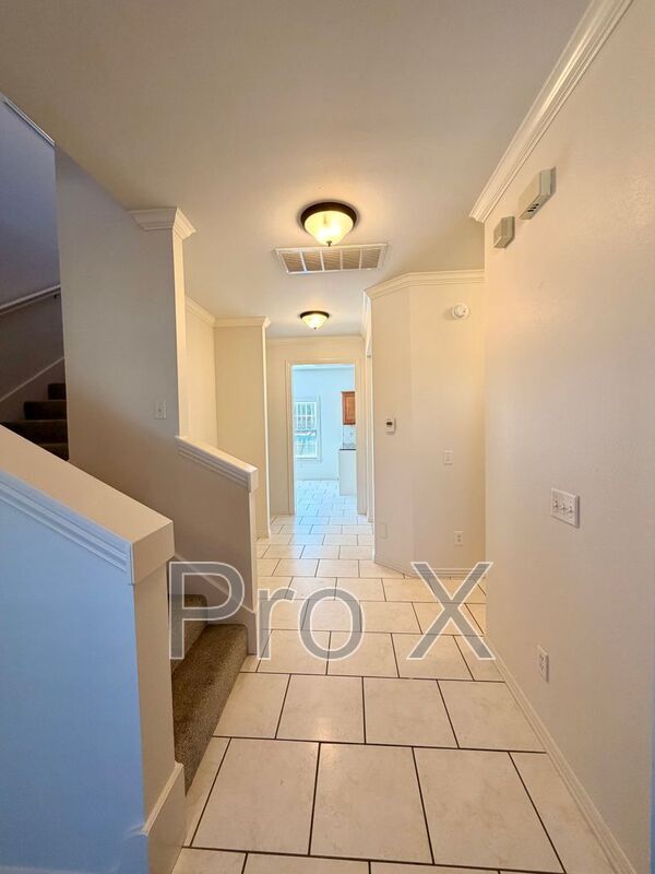 Building Photo - 1500 NE Dysart Woods Ln