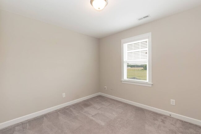 Building Photo - Three Bedroom Home!