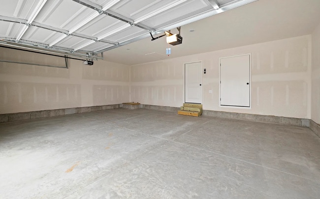 Building Photo - Beautiful 3 Bedroom Home with a fully fenc...