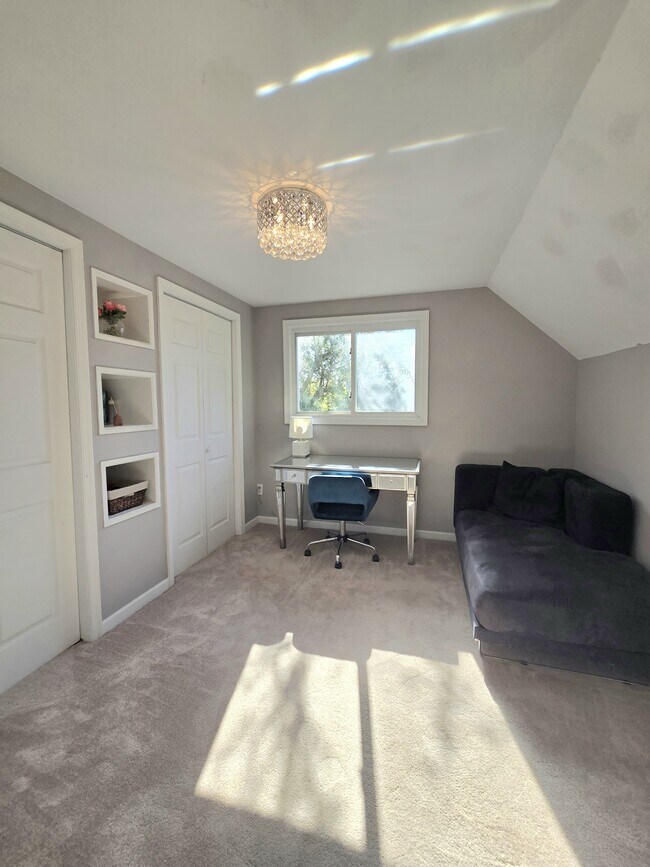 Building Photo - 108 N Gladden St