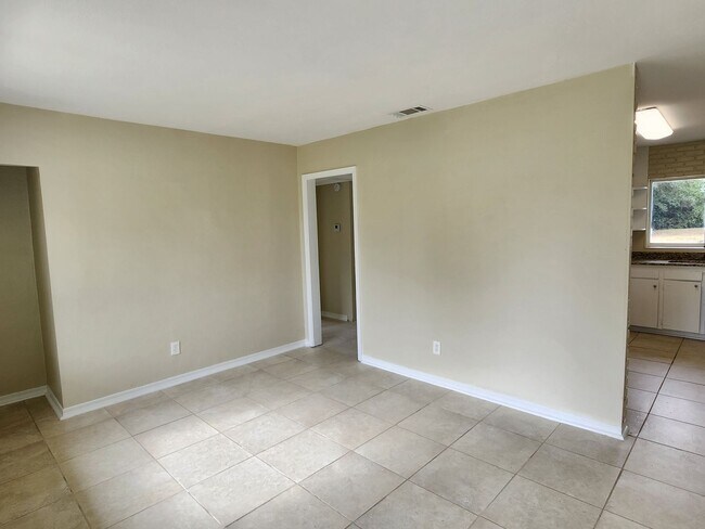 Building Photo - 606 Chaseville St