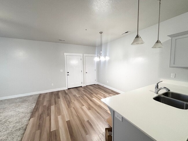 Building Photo - 3 Bedroom/2 Bathroom Condo in Lehi