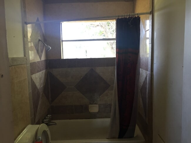 Building Photo - 3 bdrm