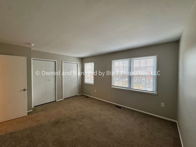 Building Photo - Coming soon* Cute Townhouse between Woodbr...
