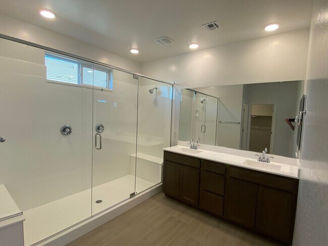 Building Photo - Beautiful Newer Build 3 Bed/2 Bath with Den in Rancho Cabrillo