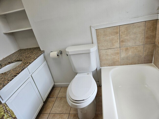 Building Photo - Highlands 1 Bedroom 1 Bath w/ Yard and Laundry!