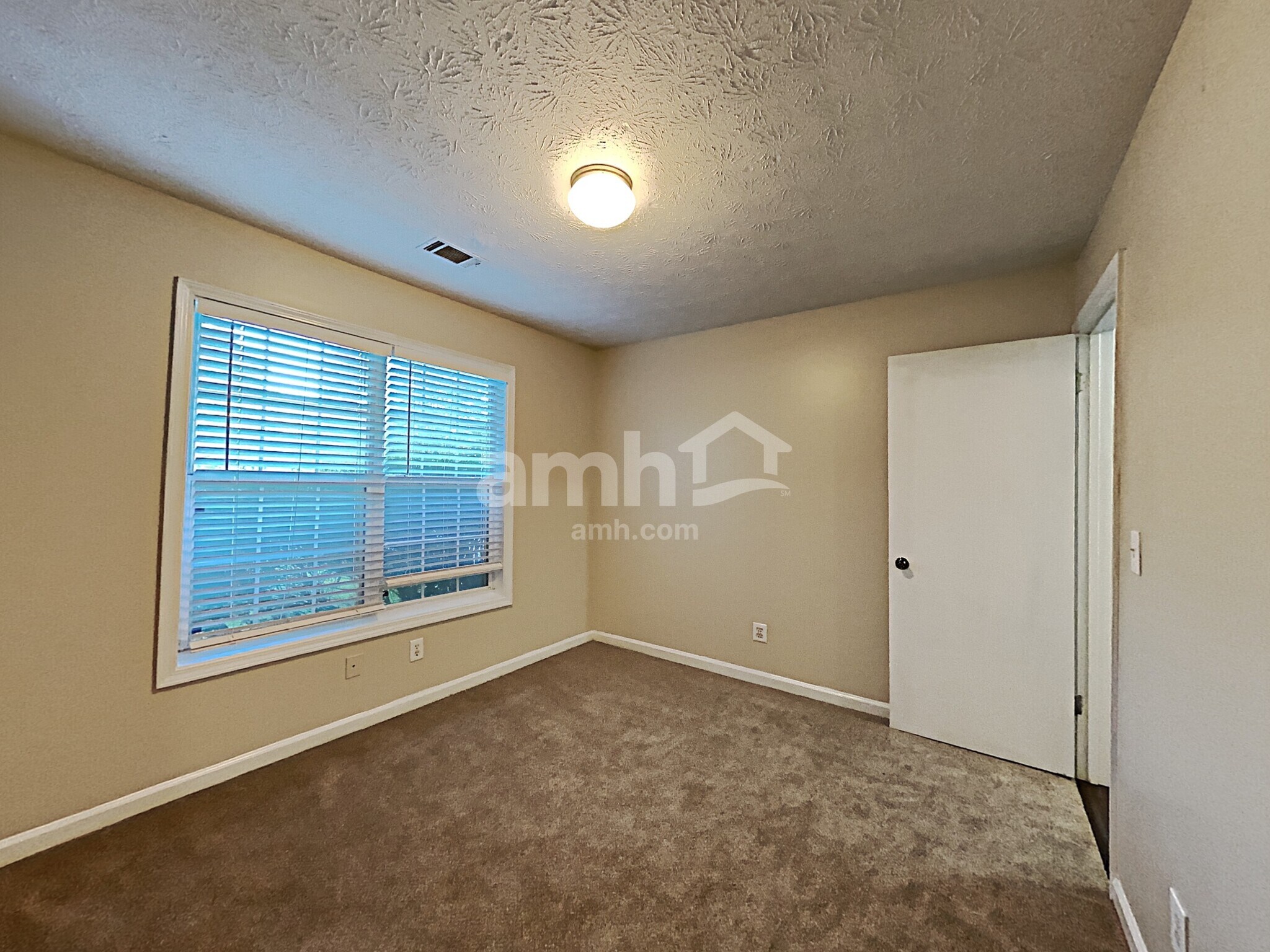 Building Photo - 1500 Chalet Cir
