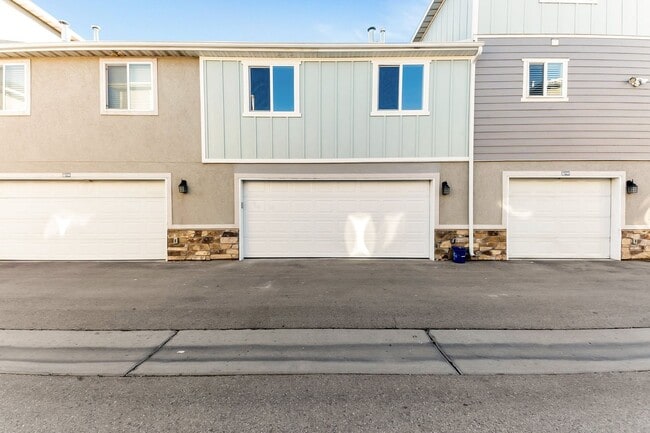 Building Photo - Remodeled Vineyard Townhome w/ 2 Car Garage