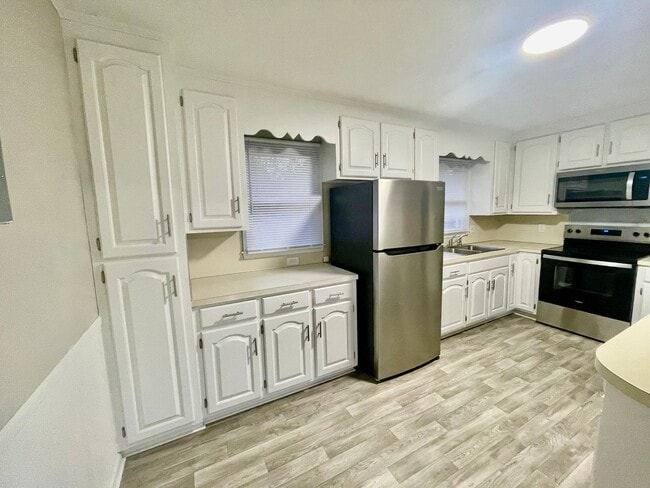 Building Photo - Welcome to this charming 3-bedroom, 1.5-bathroom home located in the desirable Newton, NC.