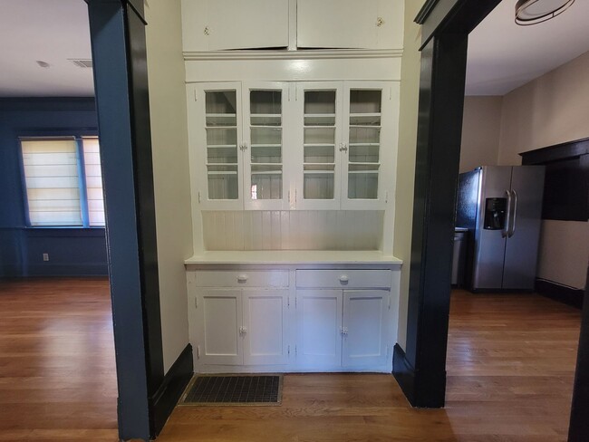 Building Photo - 10ft Ceilings - Chandeliers - Linen Gold S...