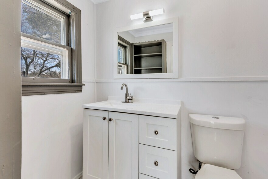 Building Photo - 305 N Robinson St