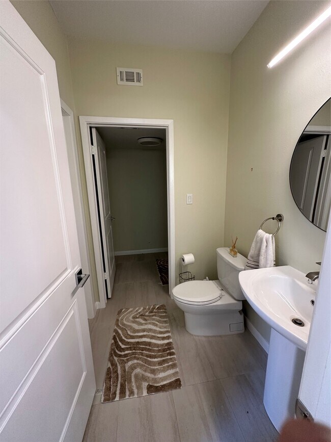 Building Photo - 9400 Doliver Dr