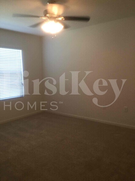 Building Photo - 407 SW Lakehurst Dr