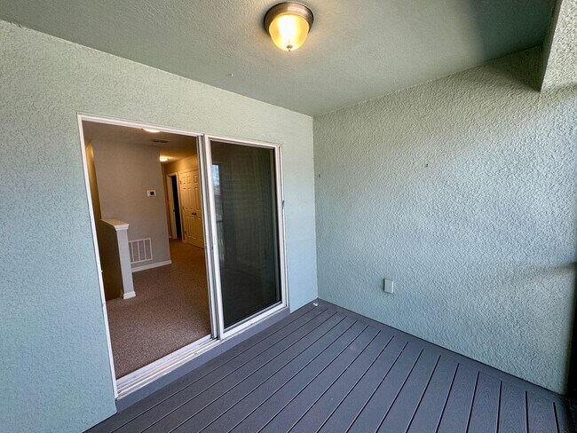 Building Photo - FOR RENT - Fantastic end unit townhouse in...