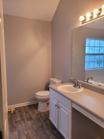 Building Photo - 3042 Knoll View Pl