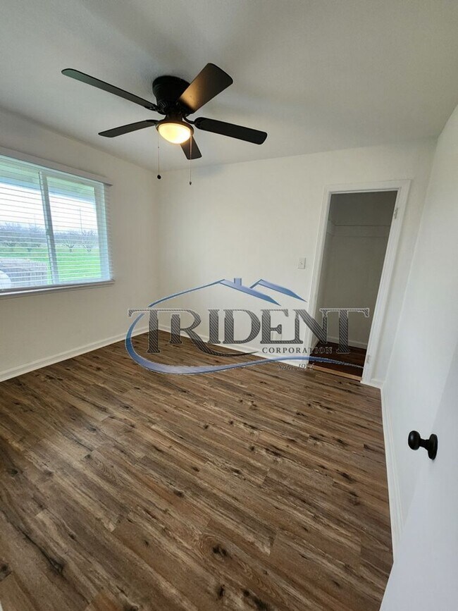 Building Photo - 2 bedroom, 2 bath house, plus a bonus room, located in the country.