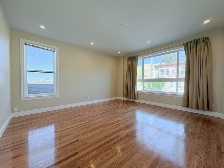 Large bedroom - 109 Hillcrest Dr