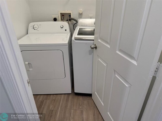 Building Photo - 15810 SW 48th Manor