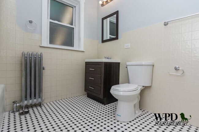 Building Photo - 3 bedroom in South Shore IL 60649