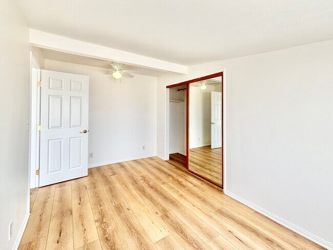 Building Photo - 4027-4029 Ocean Dr