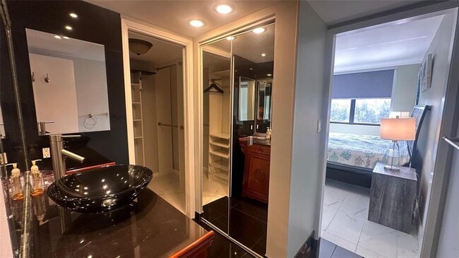 Building Photo - 1401 N Riverside Dr