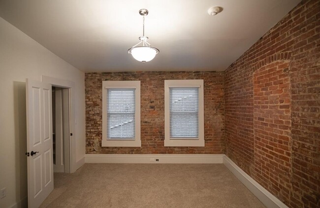 Building Photo - Downtown Luxury Loft Apartment