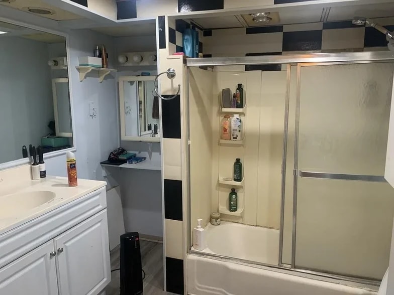 Bathroom and Tub - 2901 W Virginia St