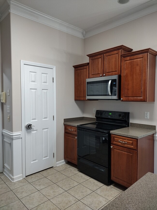 Stove, Microwave in kitchen - 115 Romie Dr