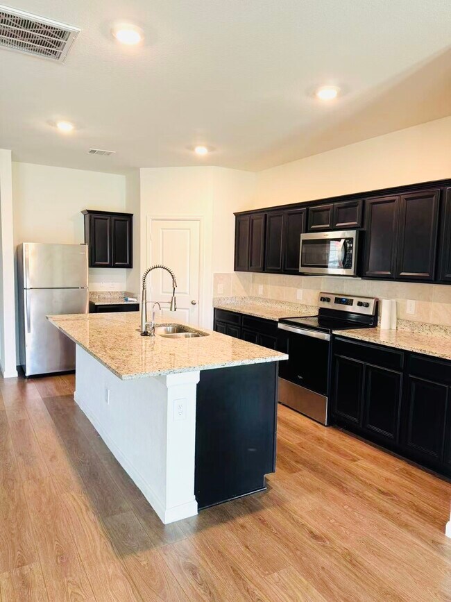 Building Photo - 1013 Pitch Pne Ct