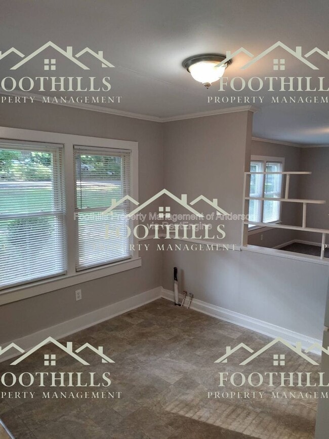 Building Photo - 1302 Robbins Dr