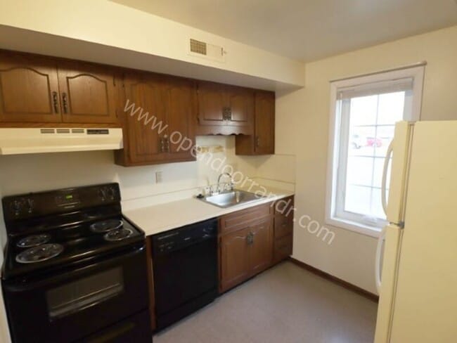 Building Photo - 1000 Old Brick Rd