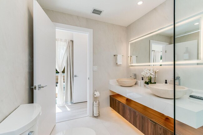 Building Photo - 616 NE 16th Terrace