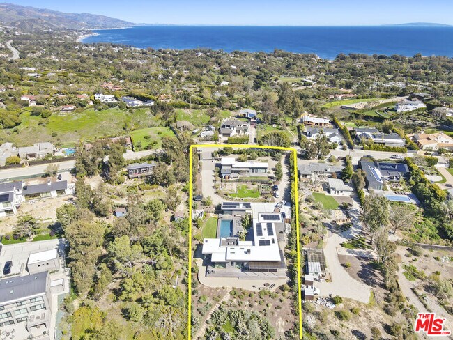 Building Photo - 6755 Dume Dr