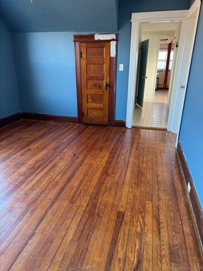 Building Photo - 458 Ridgefield Ave