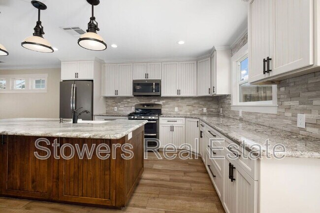 Building Photo - 823 Mohawk Dr